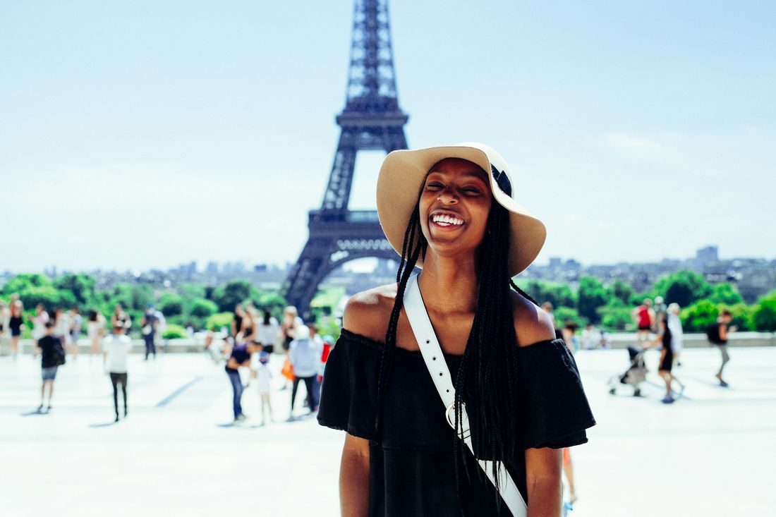 Frau in Paris vor dem Eifelturm